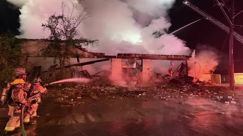 Bomberos combaten incendio en un almacén abandonado en Longview
