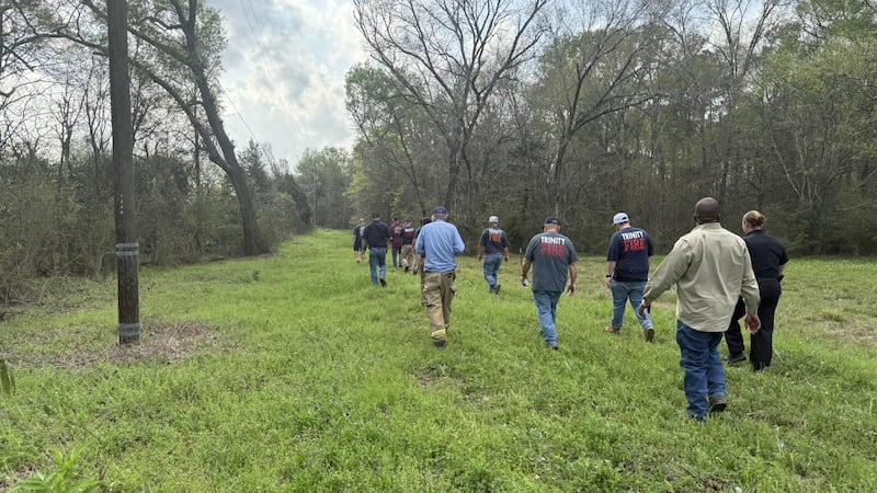 La policía y los bomberos de Trinity buscan a Ricky Rene Miller, de 64 años, desaparecido.