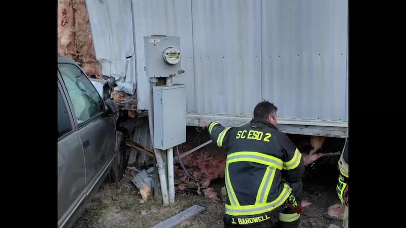 Un residente de Gladewater se despierta al oír cómo un camión se estrella contra su casa.