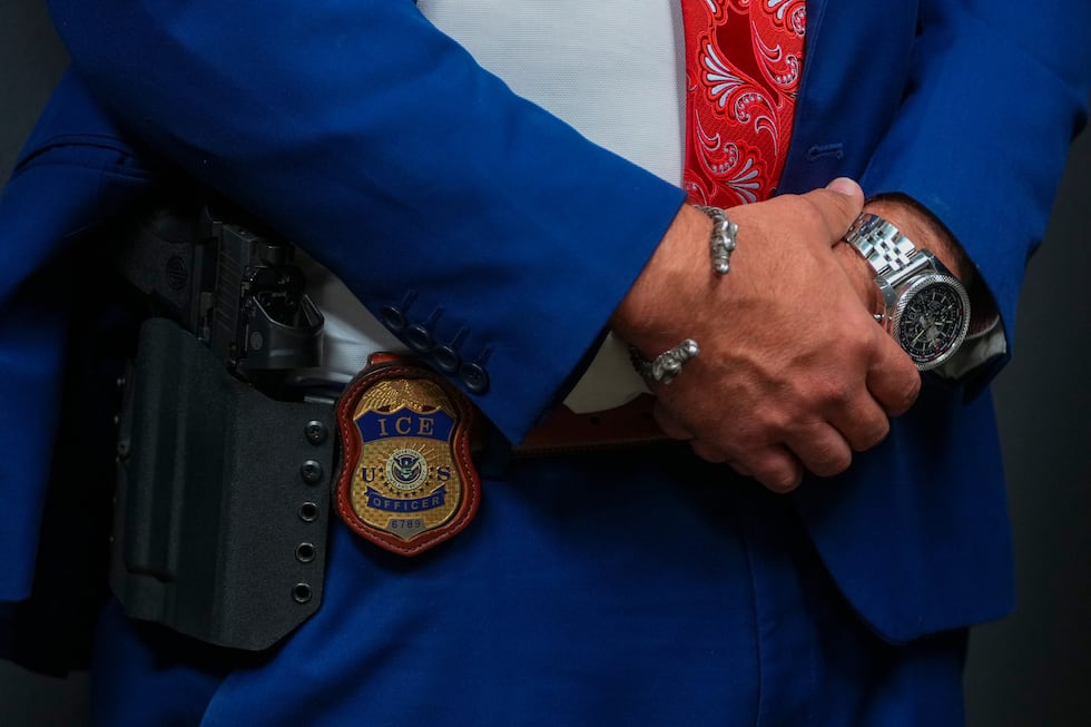 ARCHIVO – La placa de un agente del Servicio de Inmigración y Control de Aduanas de Estados...