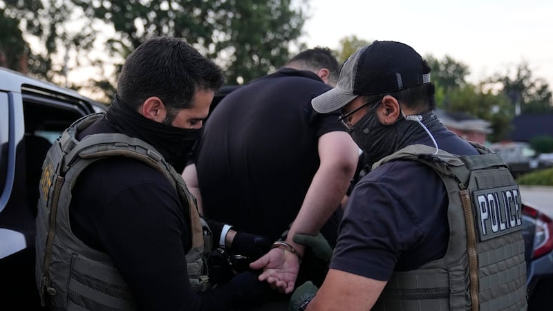 Agentes del Servicio de Inmigración y Control de Aduanas de Estados Unidos (ICE) realizan un...