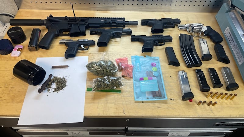 Arrestan en Gladewater a hombre hispano con armas y marihuana en su vehículo.