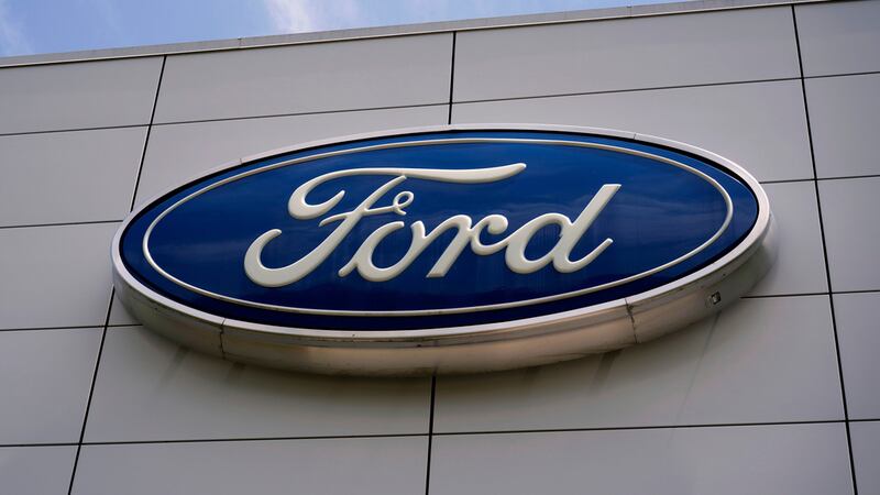 El logo de la Ford en una fábrica de esa empresa en Louisville, Kentucky, el 30 de abril del...