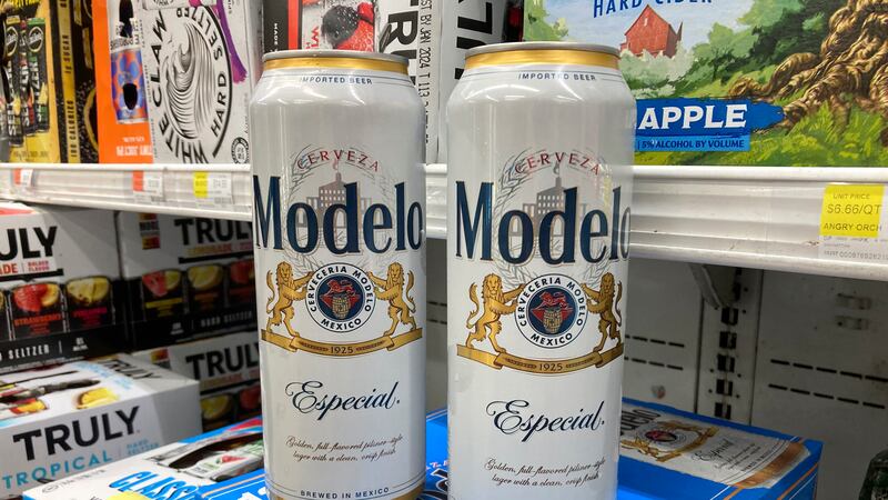 ARCHIVO - Latas de cerveza Modelo Especial en un supermercado de Nueva York el miércoles 14 de...