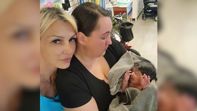 Tabatha Peri, a la izquierda, y Angela Owens ayudaron a unos padres primerizos a entregar a su...