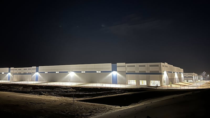 Tres enormes almacenes iluminan la noche en Socorro, Texas, el jueves 12 de febrero de 2026,...