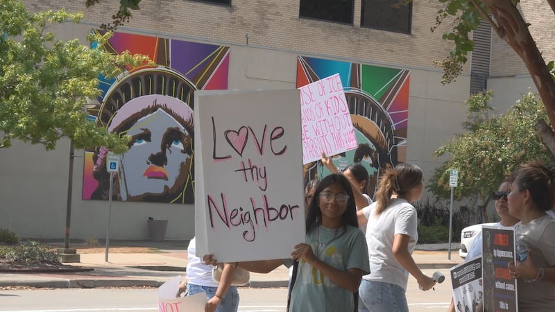Comunidad hispana de Longview alza la voz en protesta pacífica frente a la corte del condado...