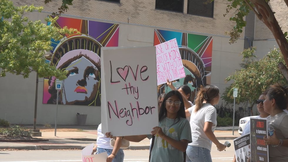 Comunidad hispana de Longview alza la voz en protesta pacífica frente a la corte del condado...