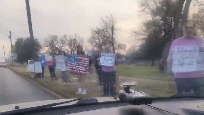 Se celebró una protesta contra el ICE en el Bergfeld Park en Tyler