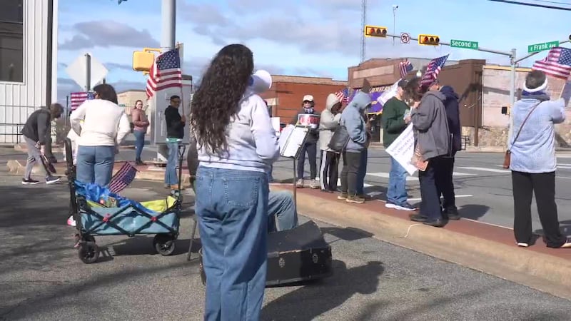 Se celebró una protesta contra ICE en Lufkin frente al Palacio de Justicia del condado de...