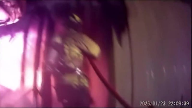 Un bombero del condado de Smith se desploma al atravesar el suelo mientras combatía un incendio.