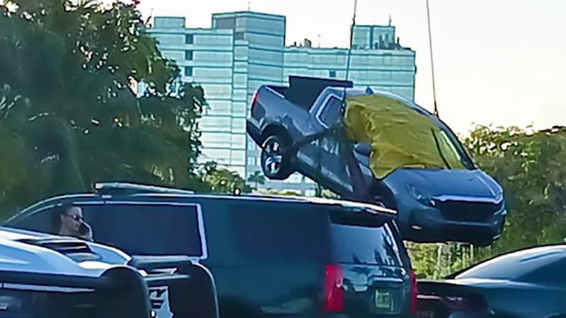 Hallan camioneta sumergida en un canal con el cadáver de un hombre que había sido reportado...