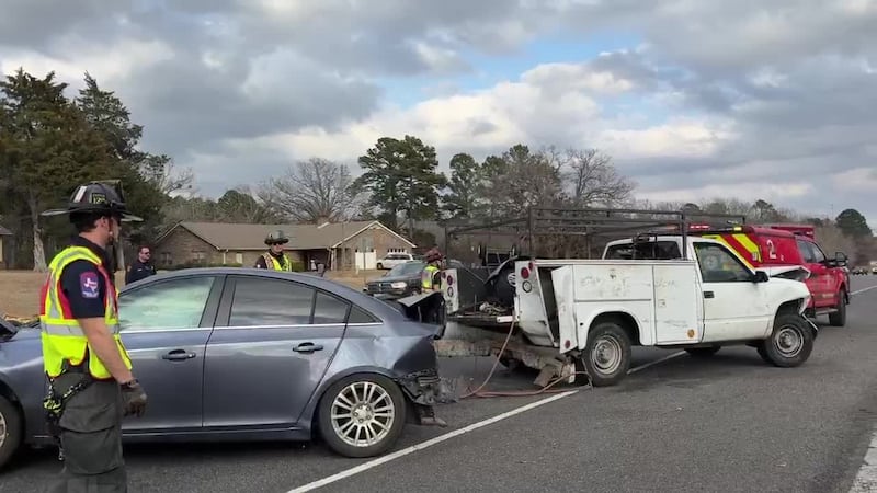 2 injured in wreck on Highway 31 east of Tyler