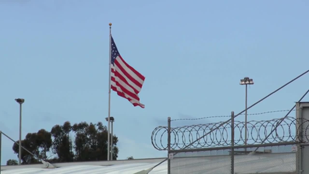Algunas familias comparten sus quejas sobre el costo de los servicios ya que ponen una carga...