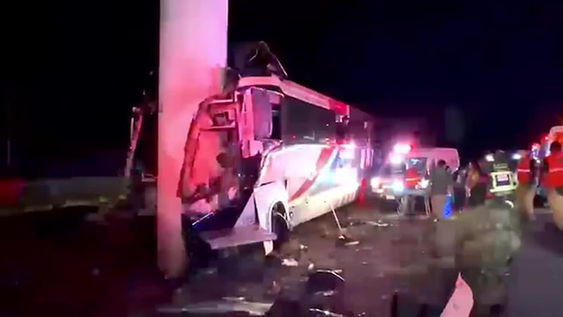 Un autobús con pasajeros que viajaban de regreso a Chihuahua desde Torreón, Coahuila, choque...