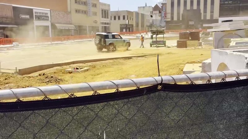 Un vídeo muestra cómo la mujer estuvo a punto de atropellar a los trabajadores de construcción...