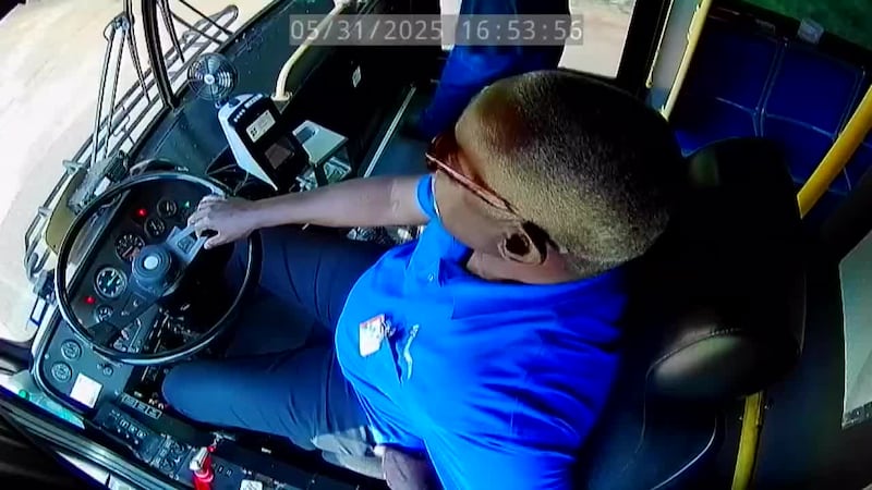 Un conductor de autobus de Longview es atacado por un hombre con un cuchillo