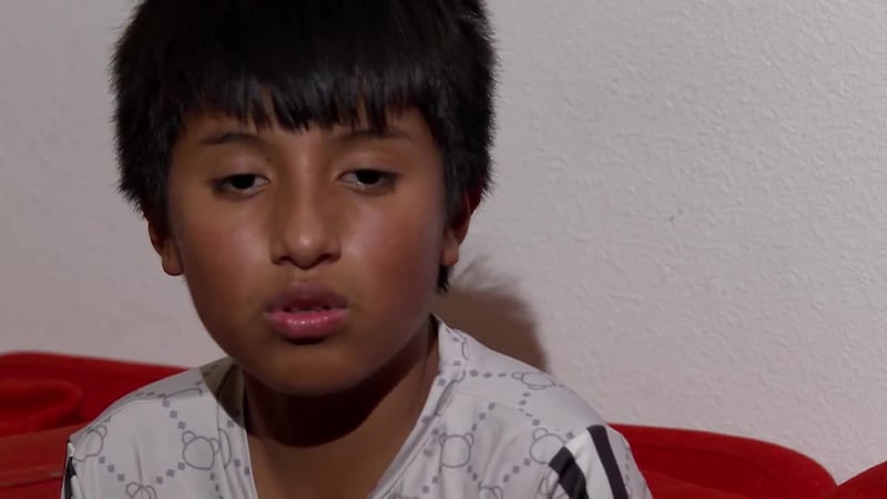 ICE libera al estudiante hispano que se perdió su graduación de octavo grado para irse con su...
