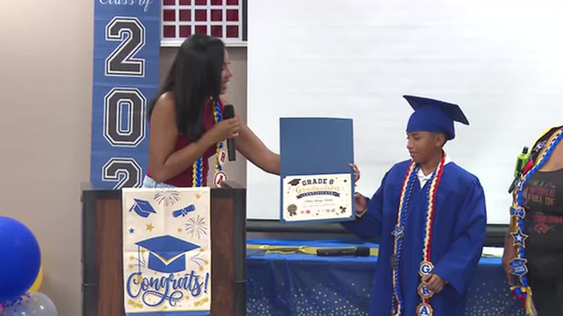 Compañeros, maestros y familiares de Dilan, un joven de Arizona que se perdió su graduación...
