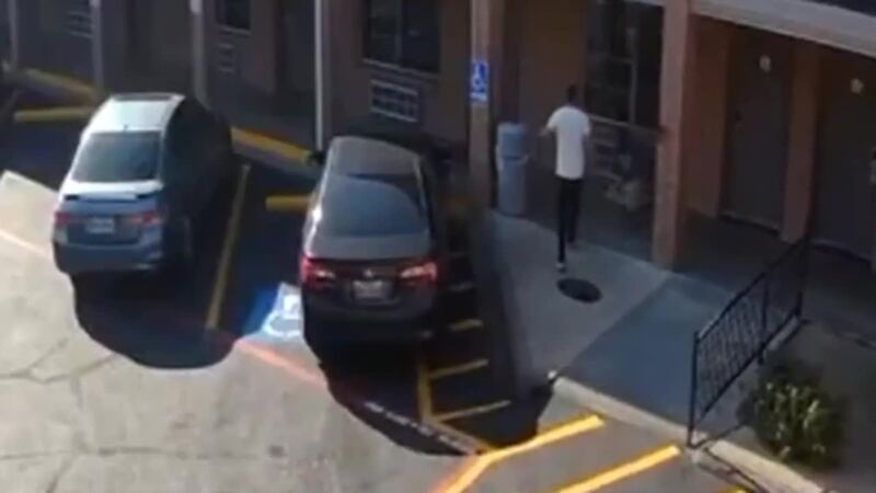 El sospechoso pateó la cabeza de la víctima frente a la esposa e hijo y fue arrestado segundos...