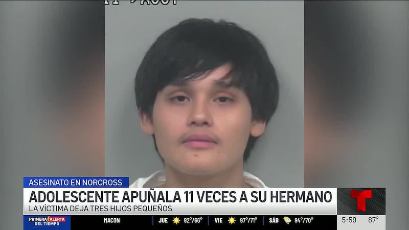 Joshua Ramos, de 18 años, está acusado de asesinar a su hermano mayor tras asestarle 11...