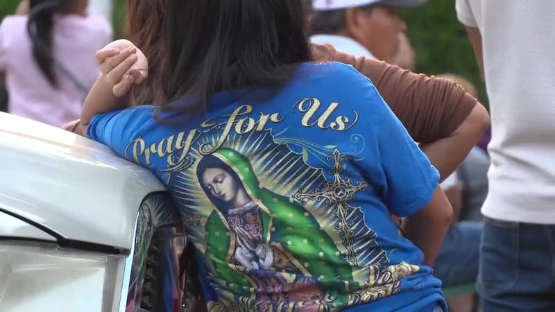 Comunidad de Tyler realiza emotivo rosario para joven fallecido en fatal choque