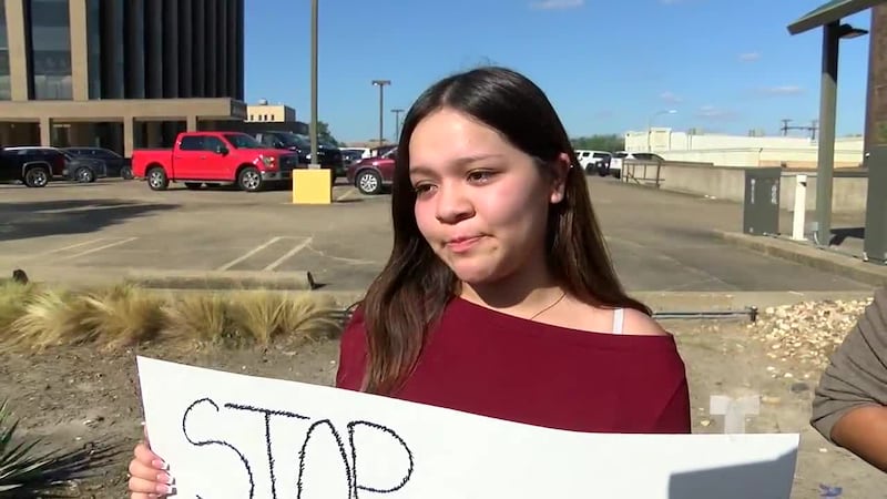 Manifestantes protestan contra ICE frente a la corte del condado de Smith