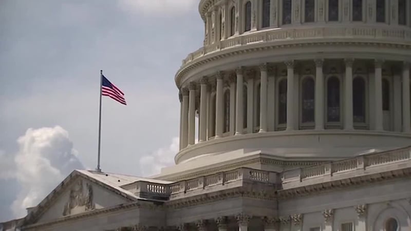 Proyecto de ley presentado por senador federal hispano busca prohibir la doble ciudadanía a...