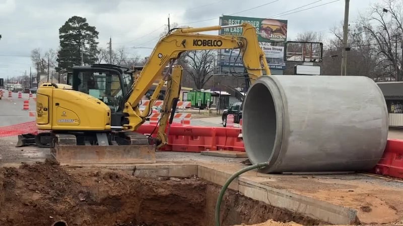 Se están realizando trabajos de reparación en una alcantarilla colapsada en la intersección de...