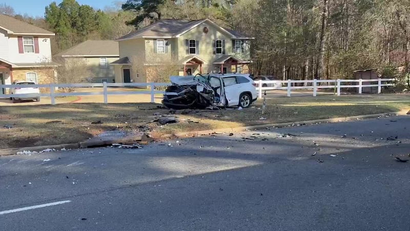 Police say a wreck has blocked traffic on East Marshall Avenue in Longview Monday morning.